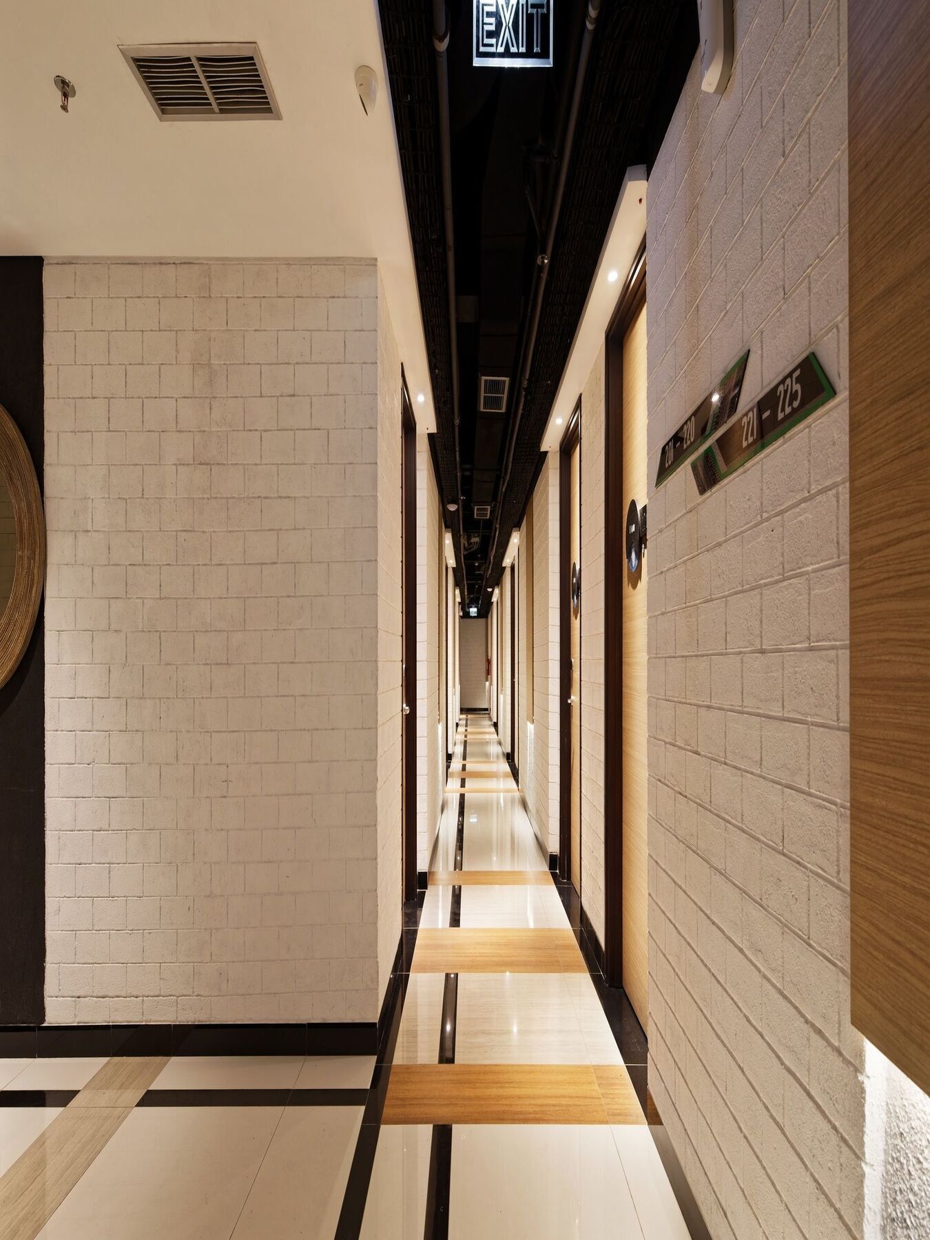 Maxone Platinum Hayam Wuruk Hotel Jakarta Exterior photo