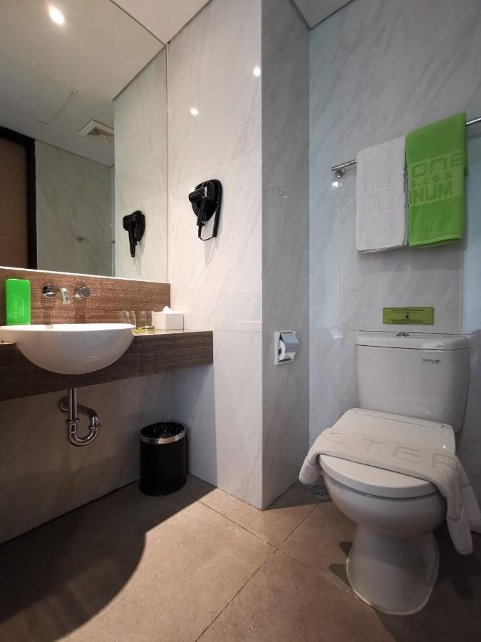 Maxone Platinum Hayam Wuruk Hotel Jakarta Exterior photo