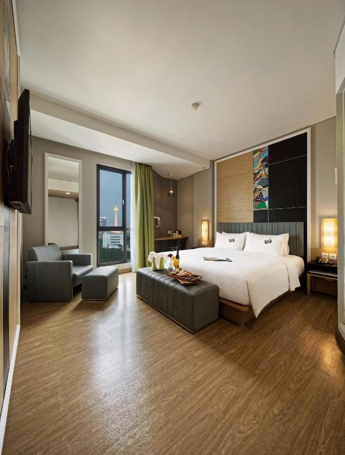 Maxone Platinum Hayam Wuruk Hotel Jakarta Exterior photo